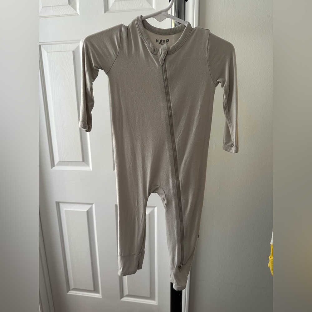 6-12 Month. Kyte Baby Zippy/ Oat